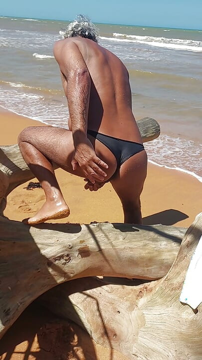 Ladysilva se crossdress-uje na plaži u gaćicama, kakva vrela guza