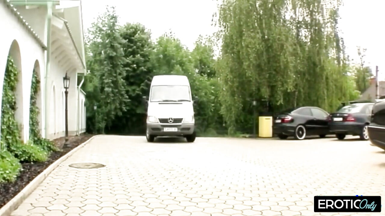 Blondine squirtet hart, während sie draußen geritten wird