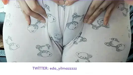 CAMELTOE- MEMEK BENGKAK- MENGGOSOK MEMEK DENGAN PIYAMA