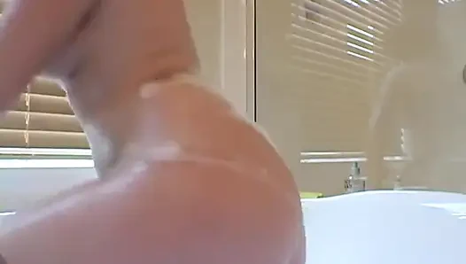 Andi si cewek impian lagi asik solo di bak mandi