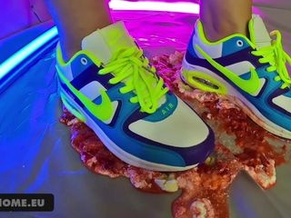 Crash food il feticcio di Nike - leccare le scarpe da ginnastica