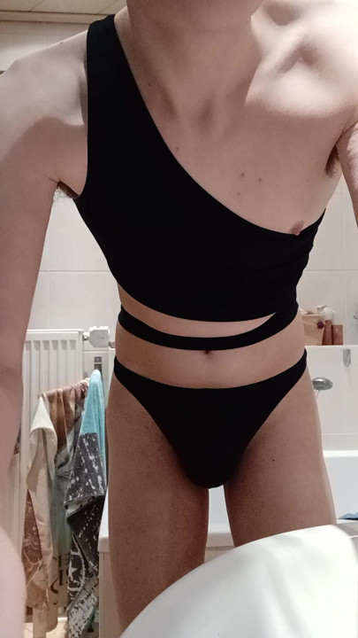 Femboy banyosunda soyunuyor