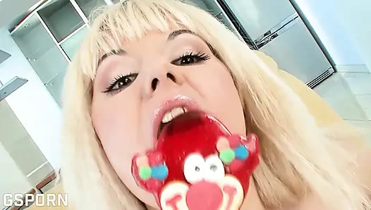 Candy girl rambut pirang dengan toket aduhai dientot habis-habisan sama kontol ngaceng