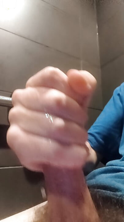 私のチンコに唾を吐いて射精する