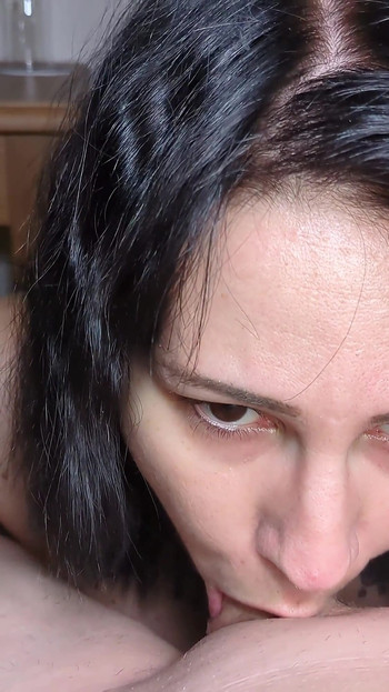 Awek Goth yang dipesan memberikan blowjob deepthroat di bilik hotel