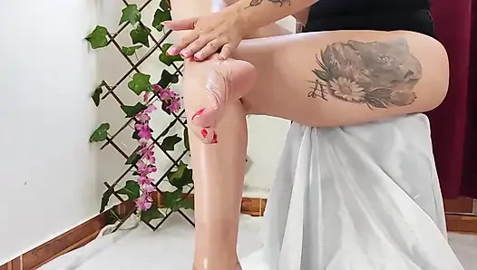 Quite a show with high heels, big ass, beautiful pussy and completely naked