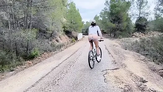 Menunggangi dildo di bike + kencing