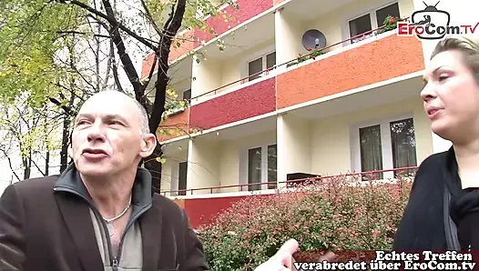 Alman uzun boylu ev hanımı sokakta büyükbaba tarafından yaklaşıp sevişildi