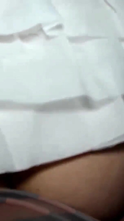 In einem weißen rock ohne höschen ruft mich, ihre muschi zu ficken | Clip 1