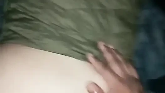 Dört orta yaşlı seksi kadın amatörde sikiliyor