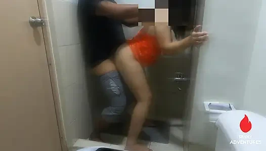 Pacarku ngentot habis-habisan jadi aku bawa temanku ke kamar mandi