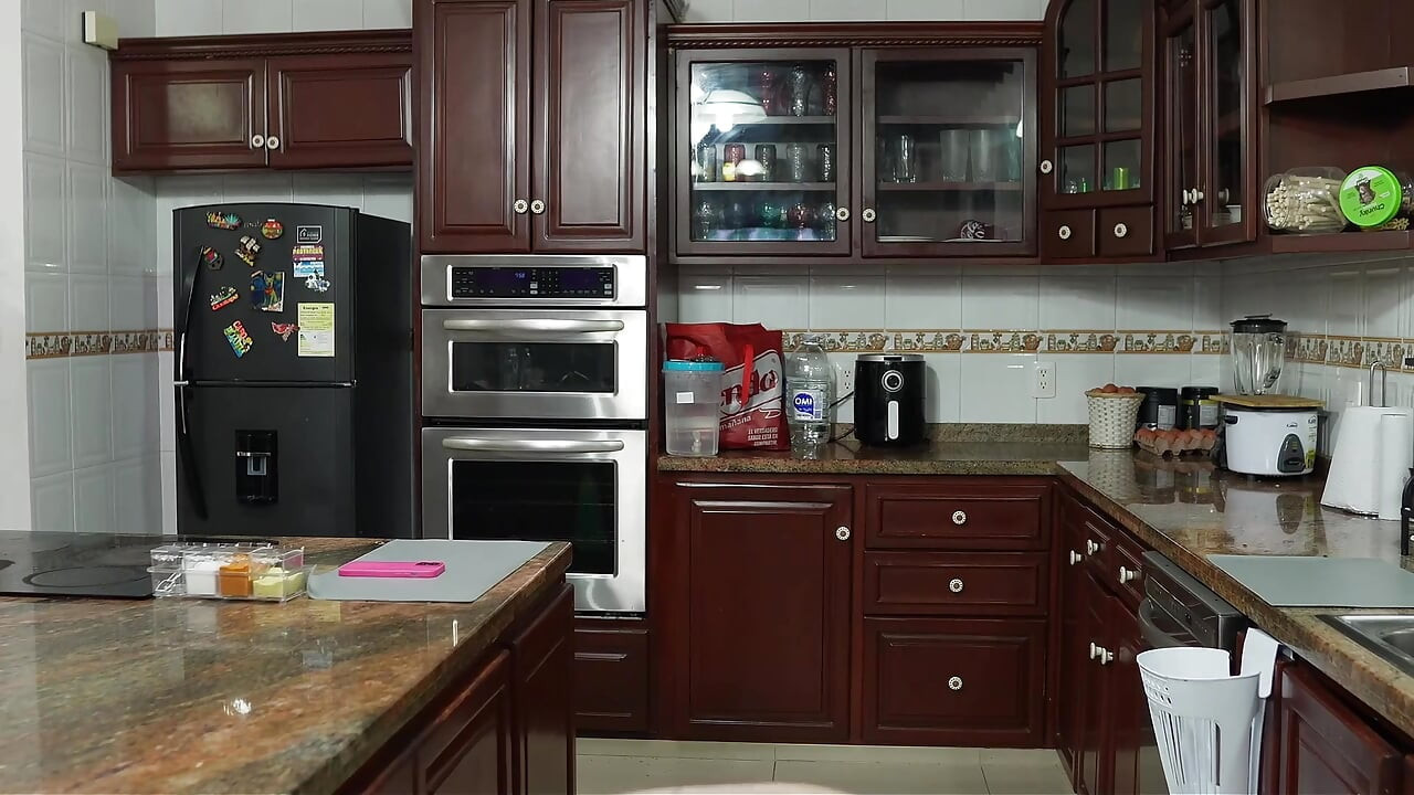 FUCKING IN THE KITCHEN WITH THE VERGON OF MY ROOMATE... HIS GIRLFRIEND ALMOST DISCOVERS US