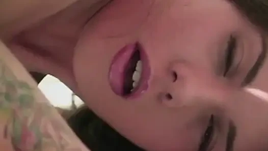 Heiße Solo-Masturbation mit grünem Toy