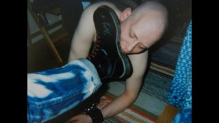 Skinhead-Sklave leckt Stiefel und isst Sperma