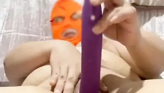 Istri menonton video seks kami saat dia melakukan dildo