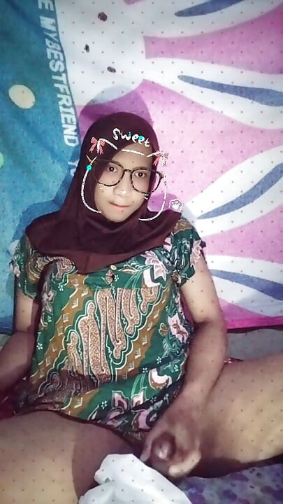 部屋でのヒジャブを着たシーメールのマスターベーション
