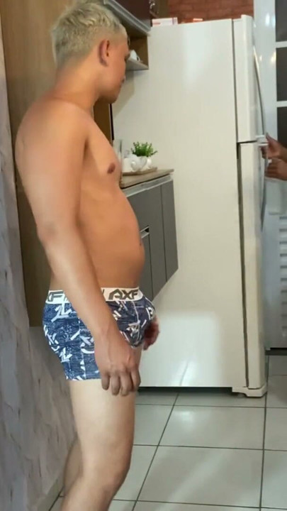 Une femme enceinte sexy a étudié dans la cuisine en buvant de l’eau, mais a fini par boire du lait. | Clip 1