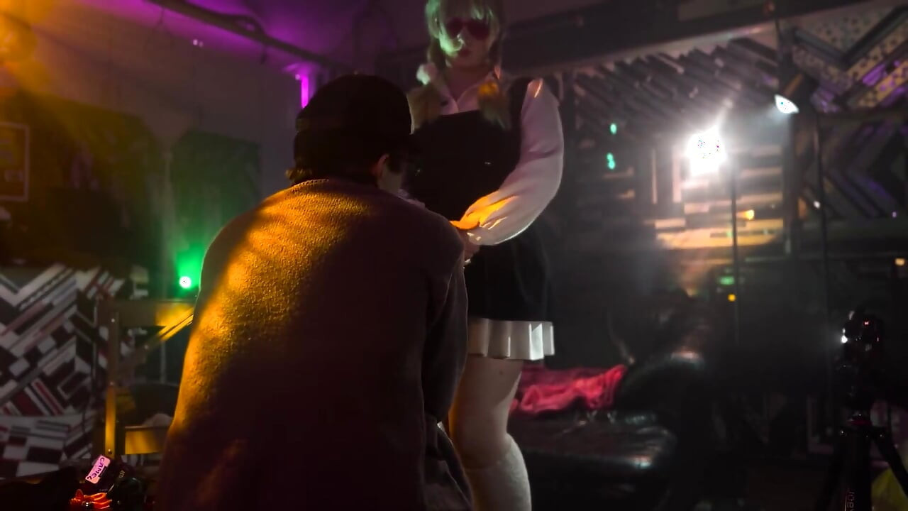 Svršava dva puta - drkanje i creampie