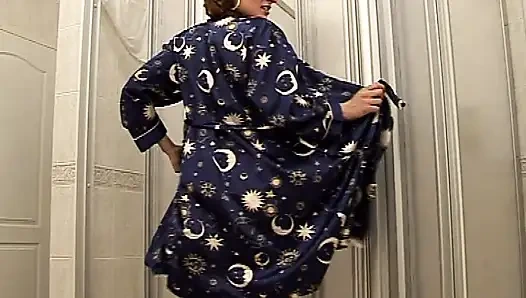 Cewek sange rambut cokelat dientot dan dientot habis-habisan di kamar mandi