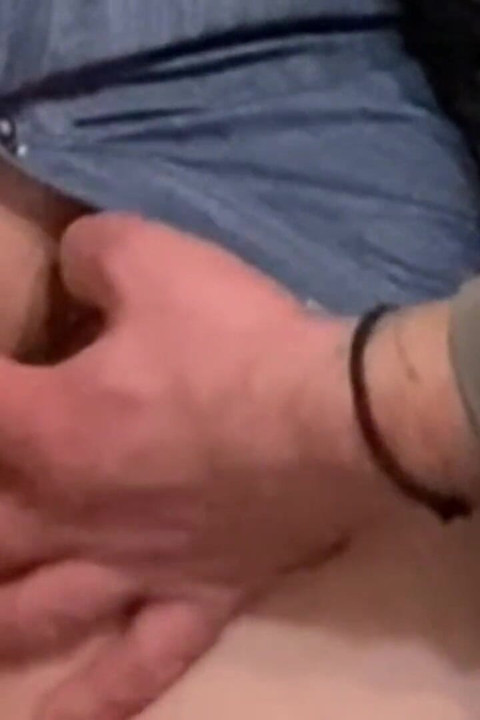 Smutsig hobby! Gammal man fingrar perfekt fitta offentligt