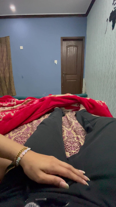 Mogen pakisatni vacker fru som leker med min kuk hon är på kåt humör