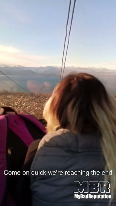 La mamada y cogida más arriesgada de la vida a la vista de todos en el mirador y el teleférico | Clip 1