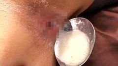 Japansk tjej pruttar anal creampie på en sked och äter den