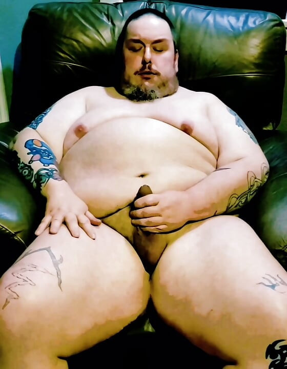 Superchub leker med sina bollar och oklippt kuk