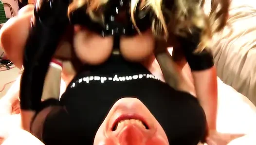 Dövmeli Kaslı Adam Sarışın Ve Azgın Esmeri Gırtlağına Kadar Anal Üçlü Grup Sekste Sikiyor