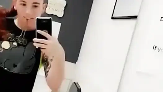 Kızıl saçlı ateşli kız antrenman sonrası soyunuyor ve banyo lavabosunun her yerine boşalıyor