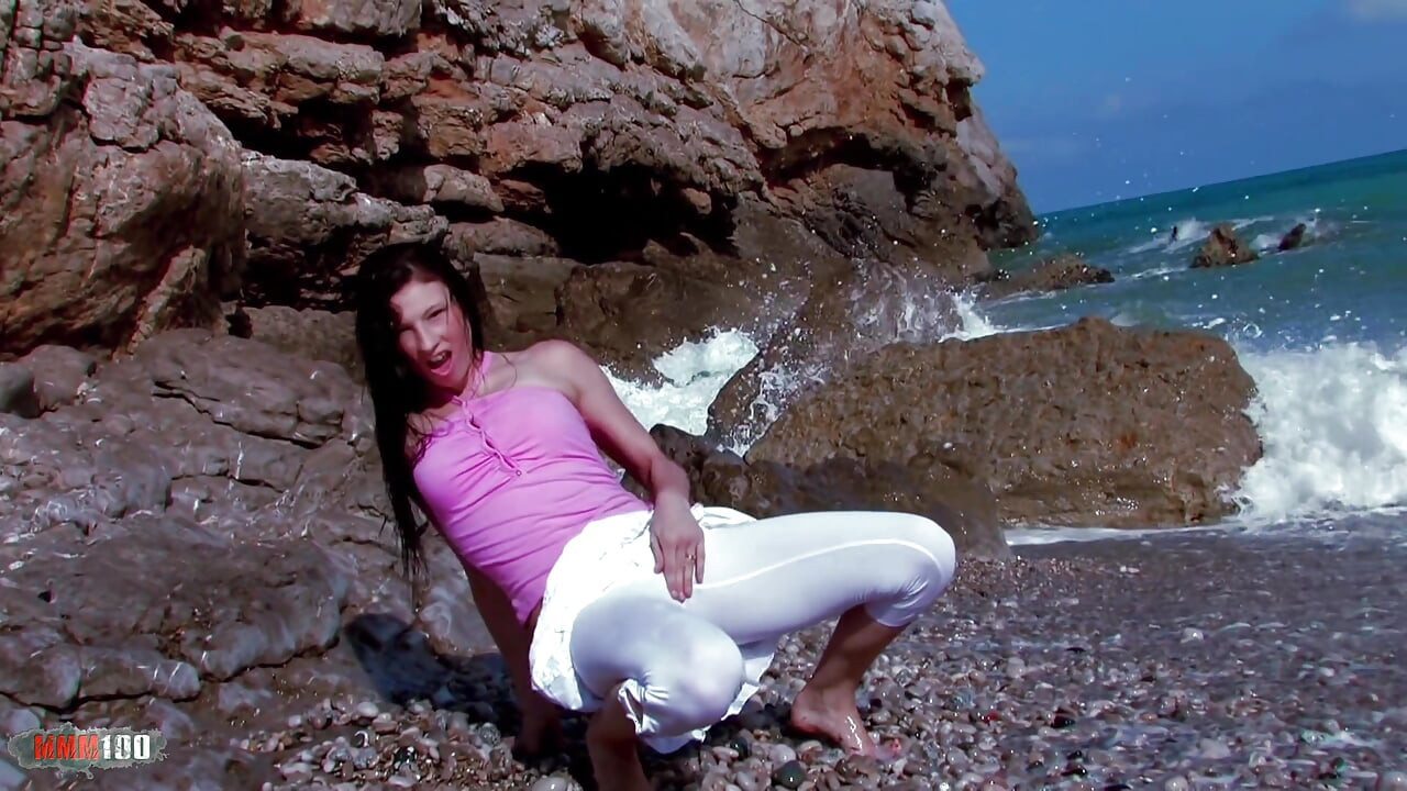 Alyssa Wild: Tesuda M. Alyssa Wild ficando nua na praia