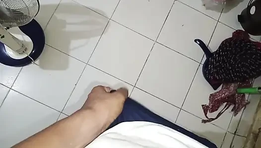 Genç oğlan ateşli solo mastürbasyon yapıyor