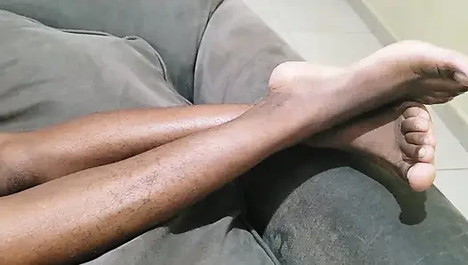 Bacaklarının arasında bir sürü güzel kasık kıllı bir kadın onunla sevişmeyi bekleyen kanepesinde yatıyor