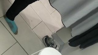 Fiquei com tesão no vestiário da H&amp;M e se masturbou