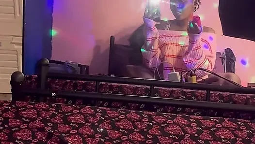 Yalnız zenci kız, kıllı amcık ve seks oyuncakları