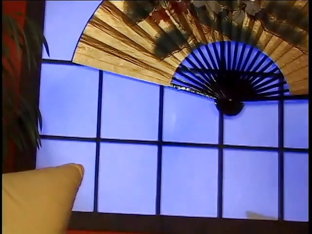 Fată excitată și un tip împart o pulă în trei
