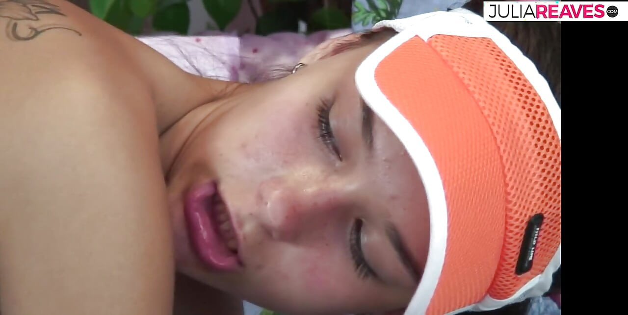 Cewek hot ini lagi asik nyepong kontol sebelum dientot habis-habisan sampai dicrot di dalam