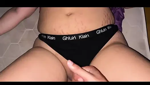 Camila sikilmek isteyerek uyandı