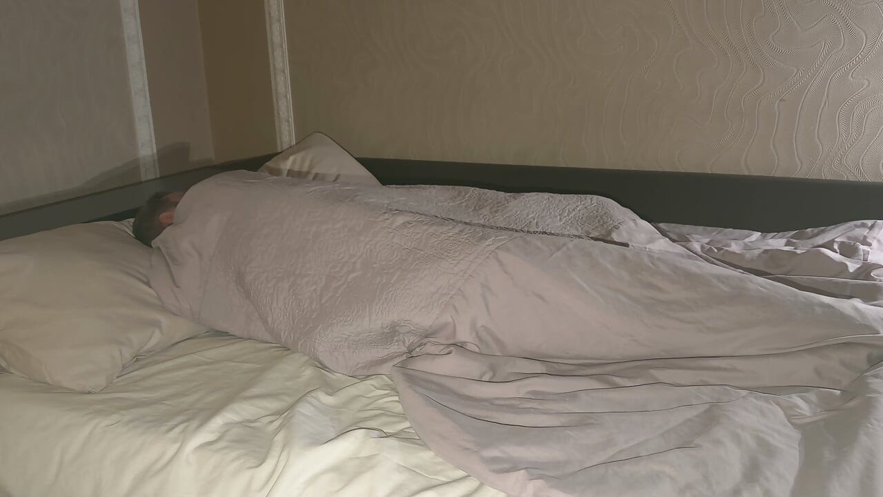 جنس حساس في المساء، سائل على مؤخرتها