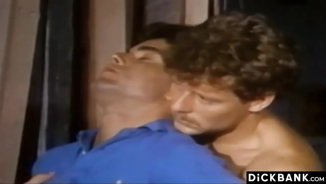 Musculoso gay recebe um bareback incrível depois do boquete