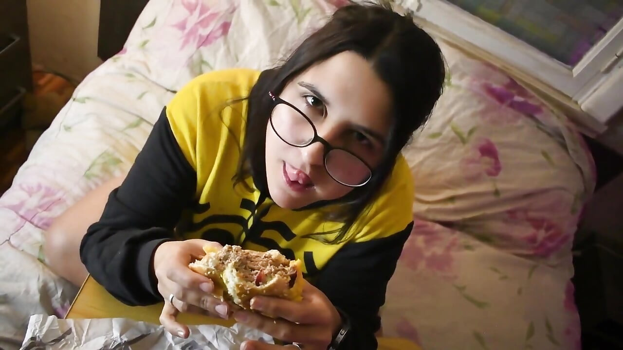 Instrucțiuni de masturbare la mine în timp ce mănânc un burger - Bunny Looner