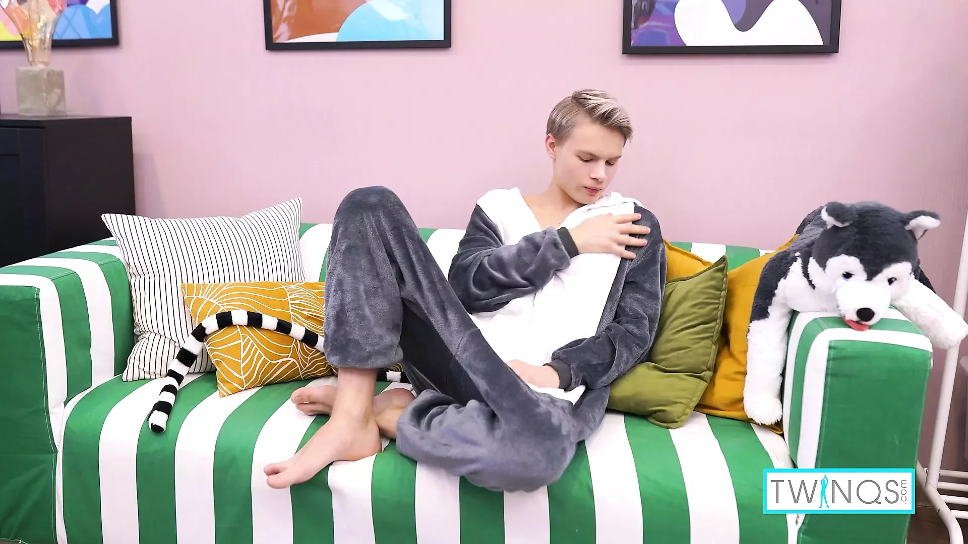 Christian Adams, blonde mince et mince, se masturbe jusqu’à l’orgasme !