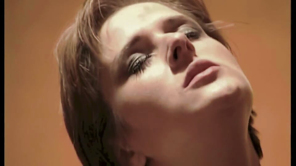 Kafeste boyun eğme ve mum ışığında sikiş