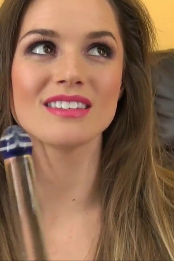 Zierliches superstar-schätzchen Tori black anal-masturbiert mit ihrem dildo live
