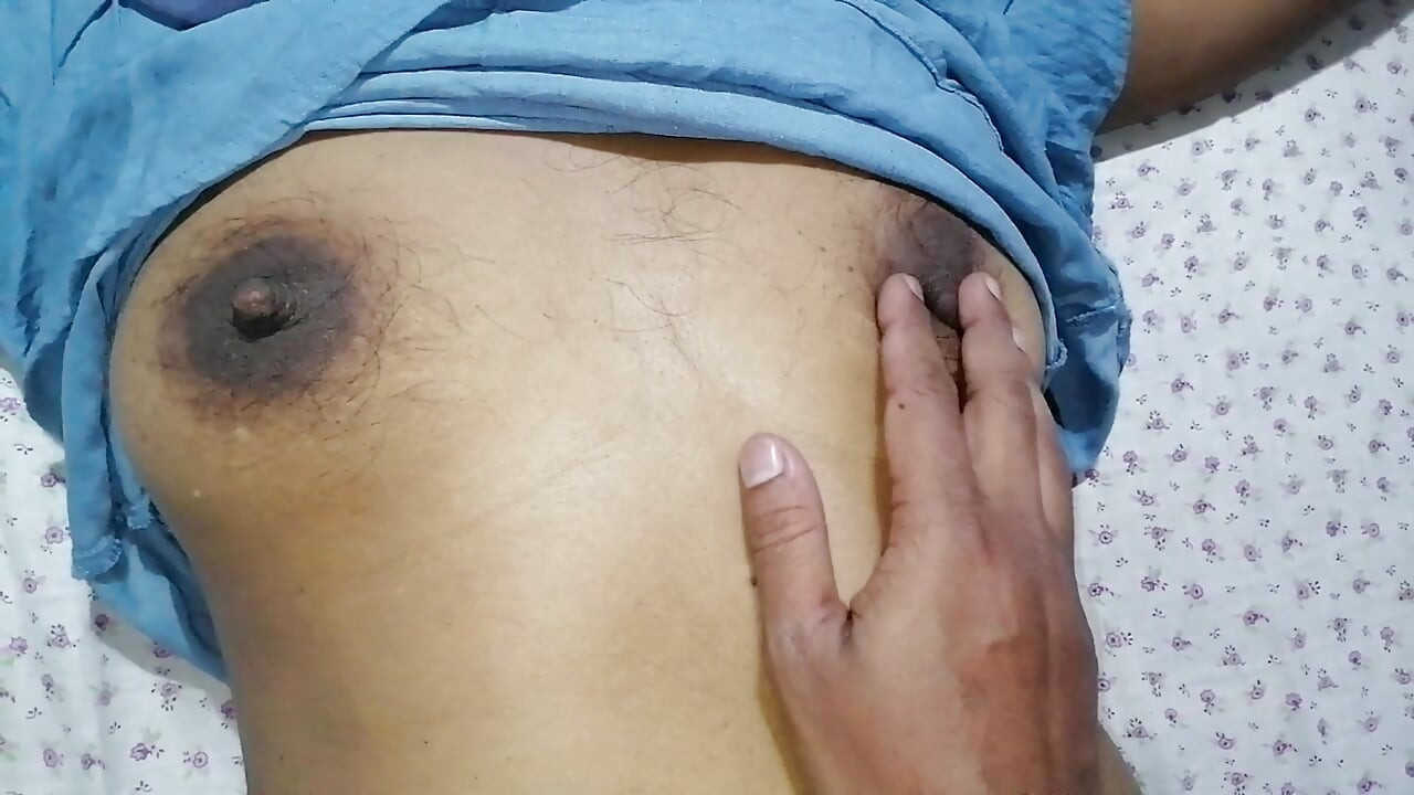 मेरी हॉट पत्नी स्तन छेड़ने वाली मालिश - क्लोजअप दृश्य