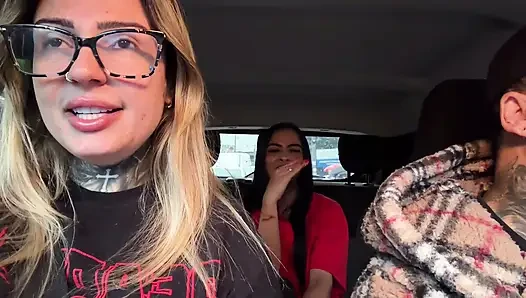 The Brazilian gas station attendant accepted to be a porn actress and showed her breasts in the moving car