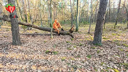 Eine dünne, süße Rothaarige, die ich durch Zufall im Wald getroffen habe, melkte meine eier und schwanz trocken. Sie hat dabei auch mein arschloch geleckt.