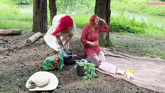 Две подружки решили отдохнуть на улице и заняться горячим сексом.