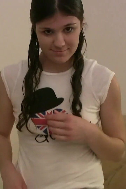 Awek remaja melancap dengan dildo dan menghisap zakar matang