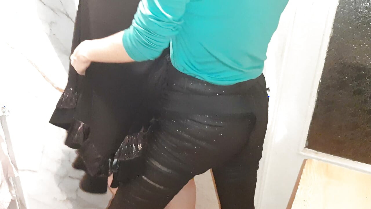 I watch and masturbate while my girlfriend fucks my stepmother